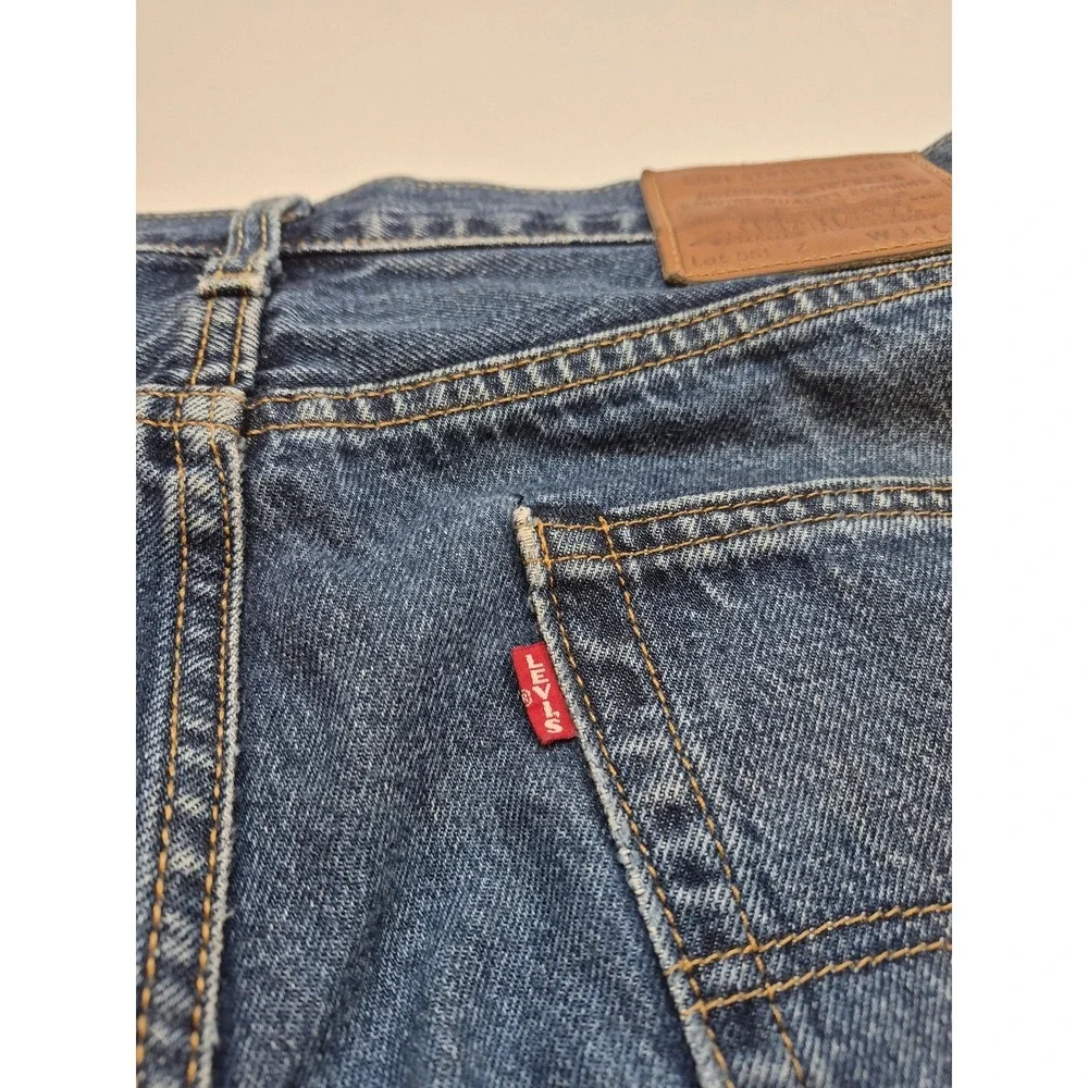 Levis 551 Z Premium Jeans Mens 34x32 Blue Straight Leg Relaxed Denim Medium Wash
